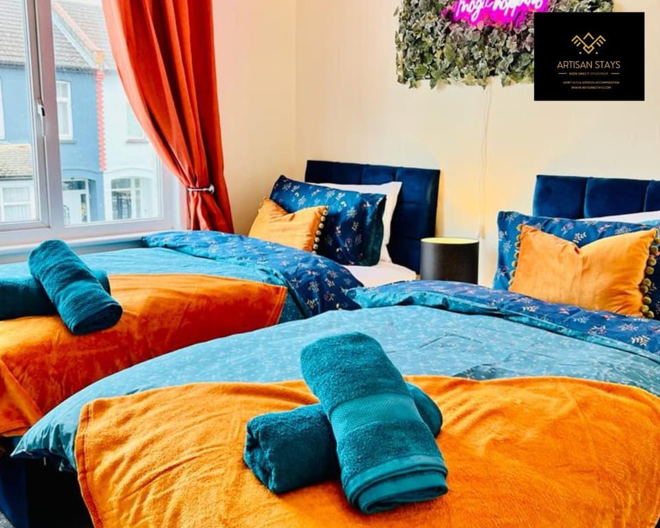 Bed, Photo of the whole room, Bedroom, towels