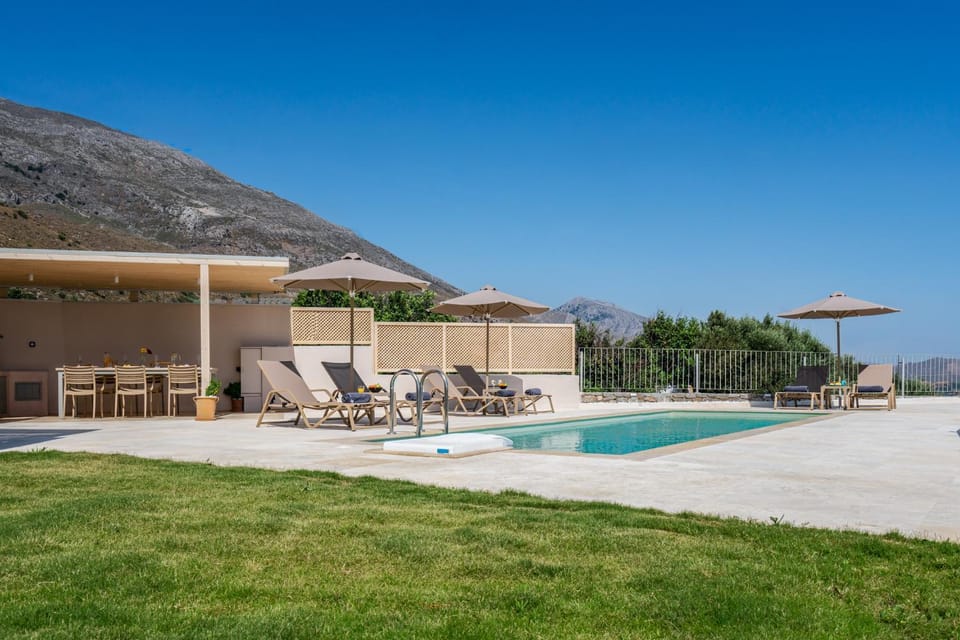 Dining area, Swimming pool, sunbed
