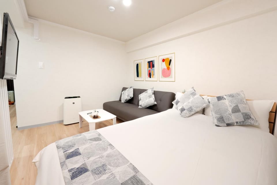 Bed, Seating area, Bedroom