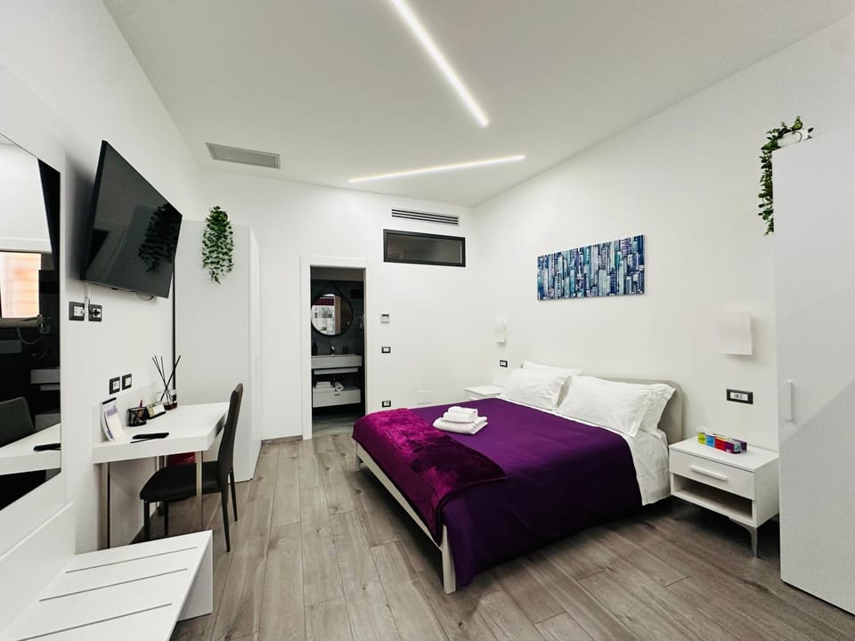 Bed, TV and multimedia, Photo of the whole room