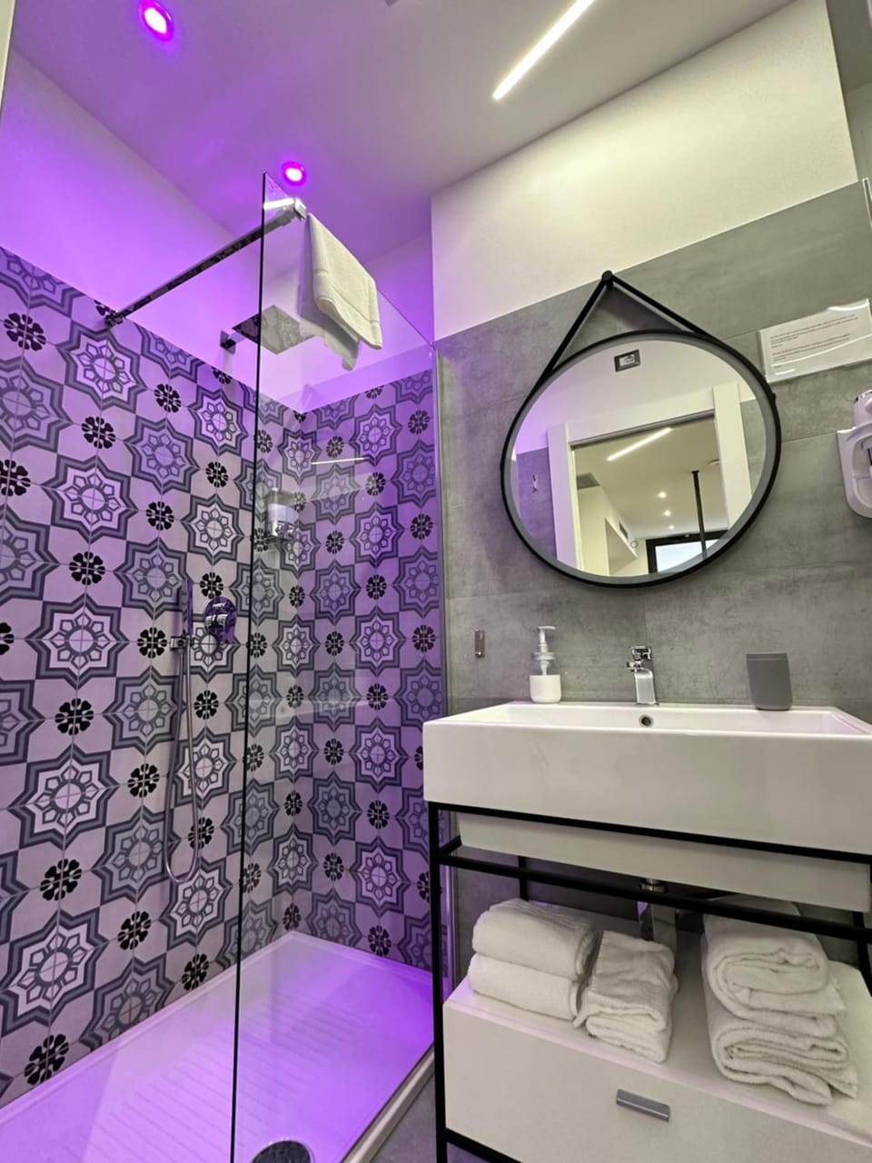 Shower, Bathroom, towels
