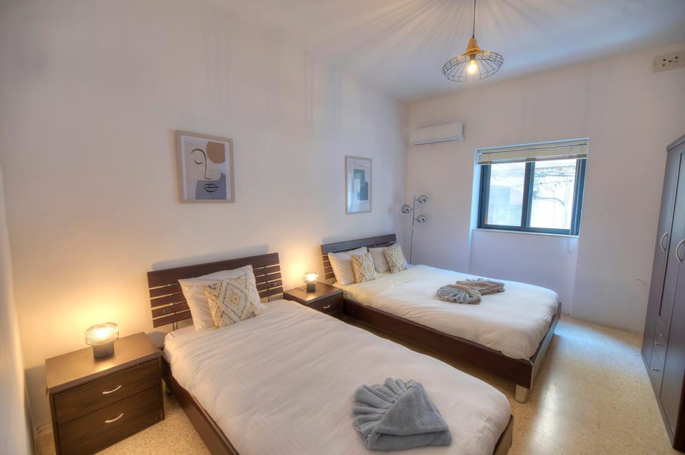 Enormous 3bedrooms seafront with balcony PDEH1-1 Apartment in Sliema