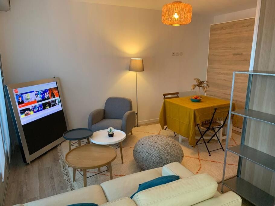 TV and multimedia, Living room, Dining area
