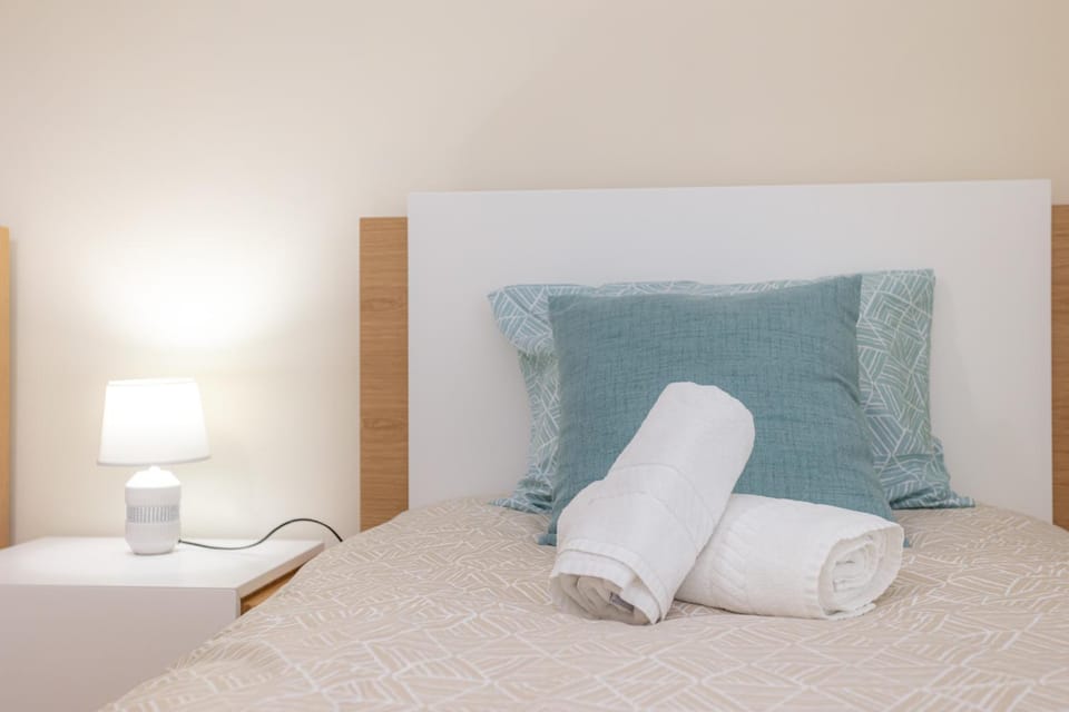 Bed, Bedroom, towels