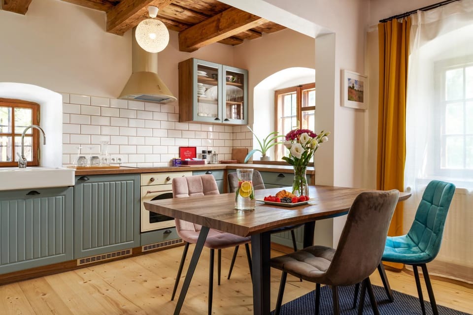 Kitchen or kitchenette, Seating area