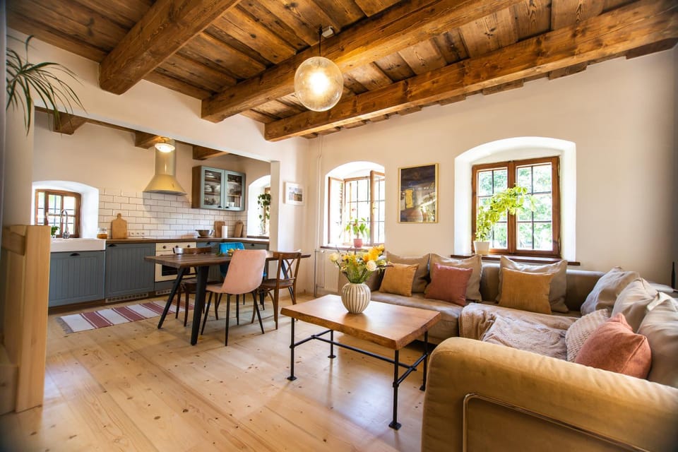 Kitchen or kitchenette, Living room, Seating area, Dining area