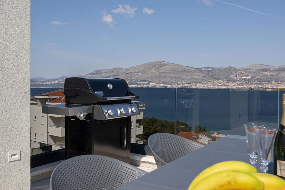 Day, BBQ facilities, View (from property/room), Balcony/Terrace, Seating area, Dining area, Mountain view, Sea view