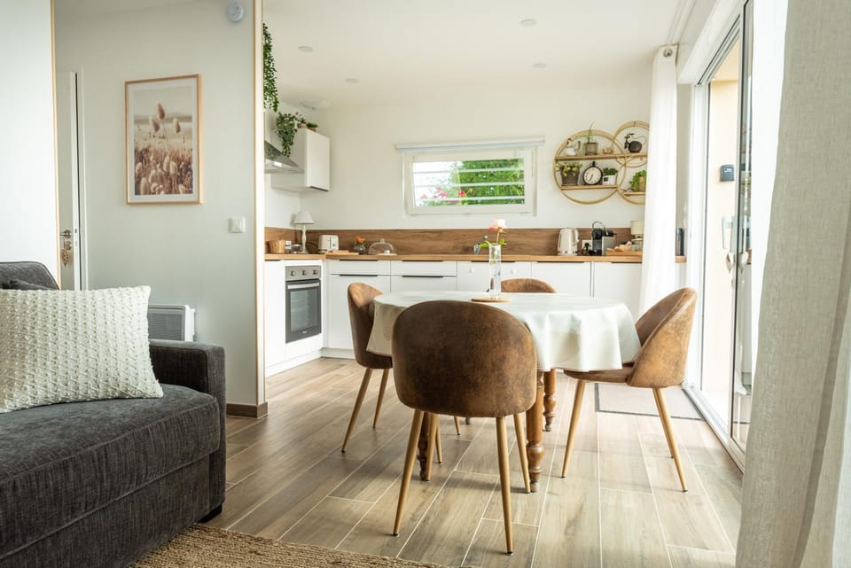 Kitchen or kitchenette, Dining area