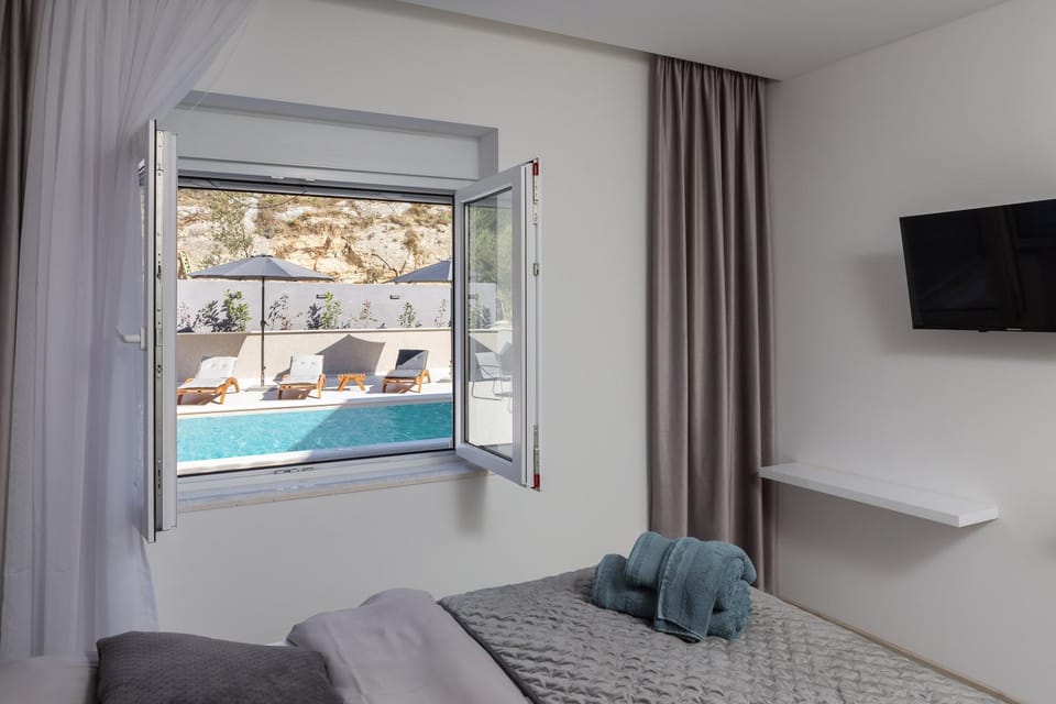 Bed, Photo of the whole room, Pool view, Swimming pool