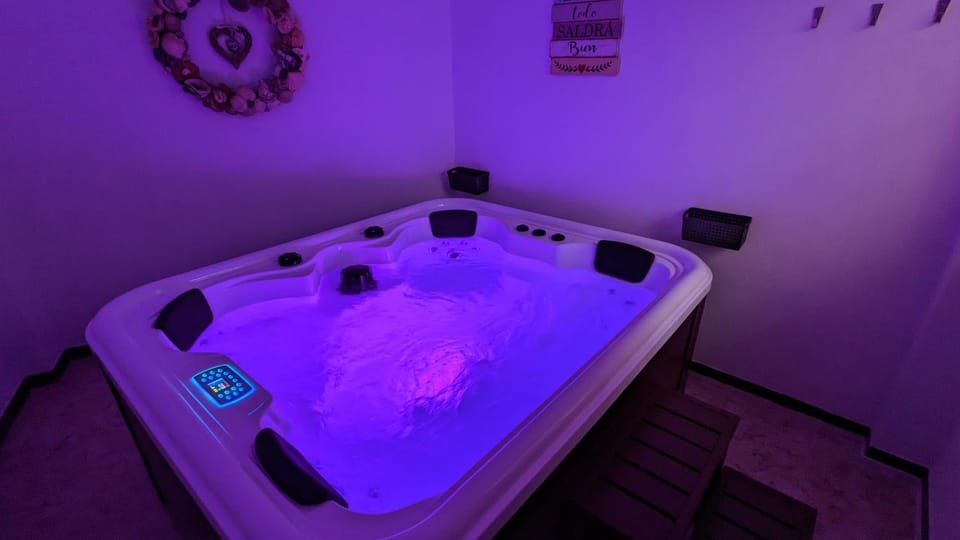 Hot Tub, Spa and wellness centre/facilities