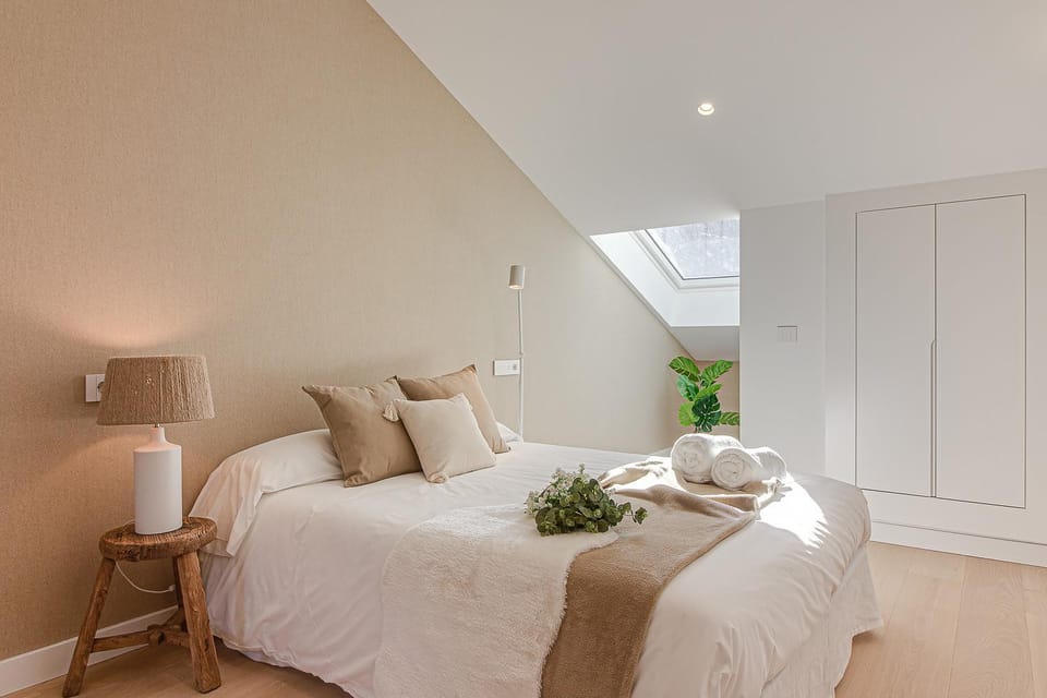 Bed, Photo of the whole room, Bedroom, towels