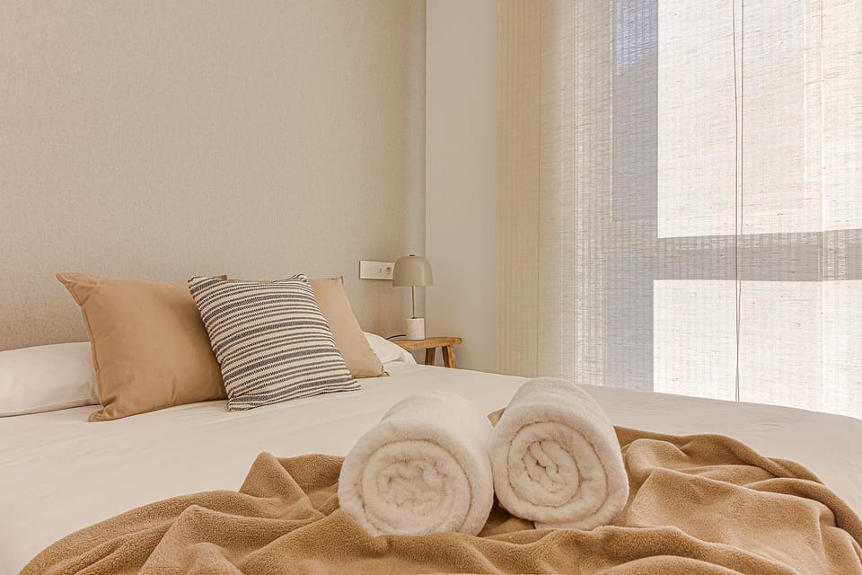 Bed, Photo of the whole room, Bedroom, towels