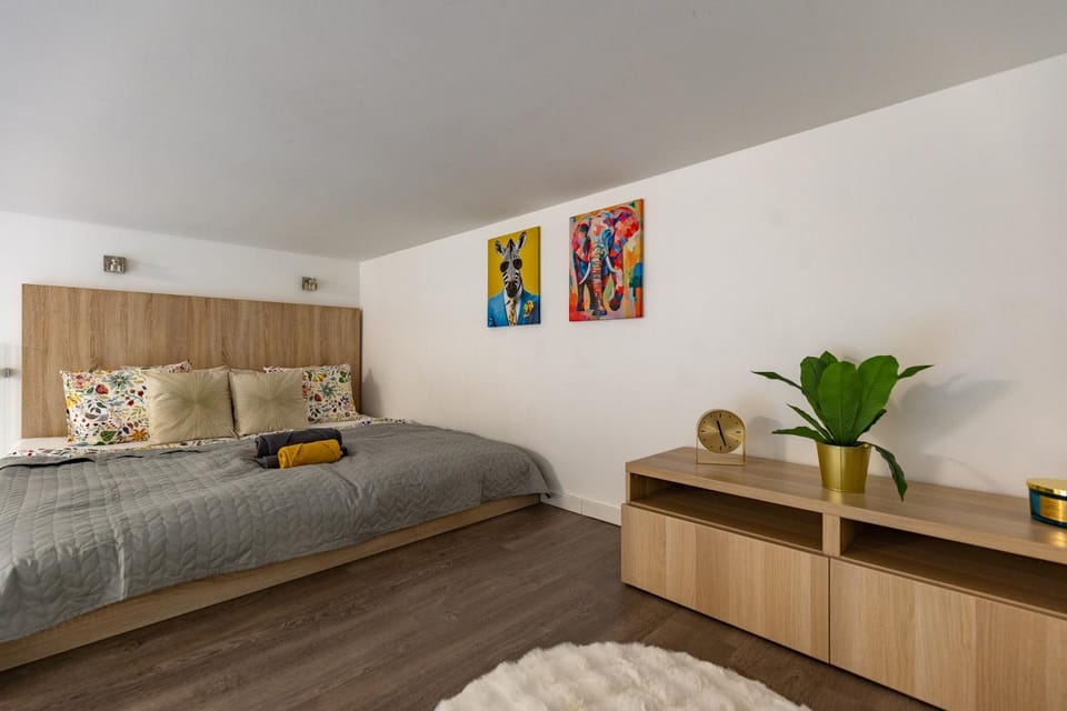 Photo of the whole room, Bedroom