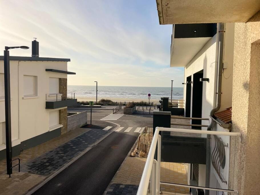 Property building, Natural landscape, Balcony/Terrace, Sea view