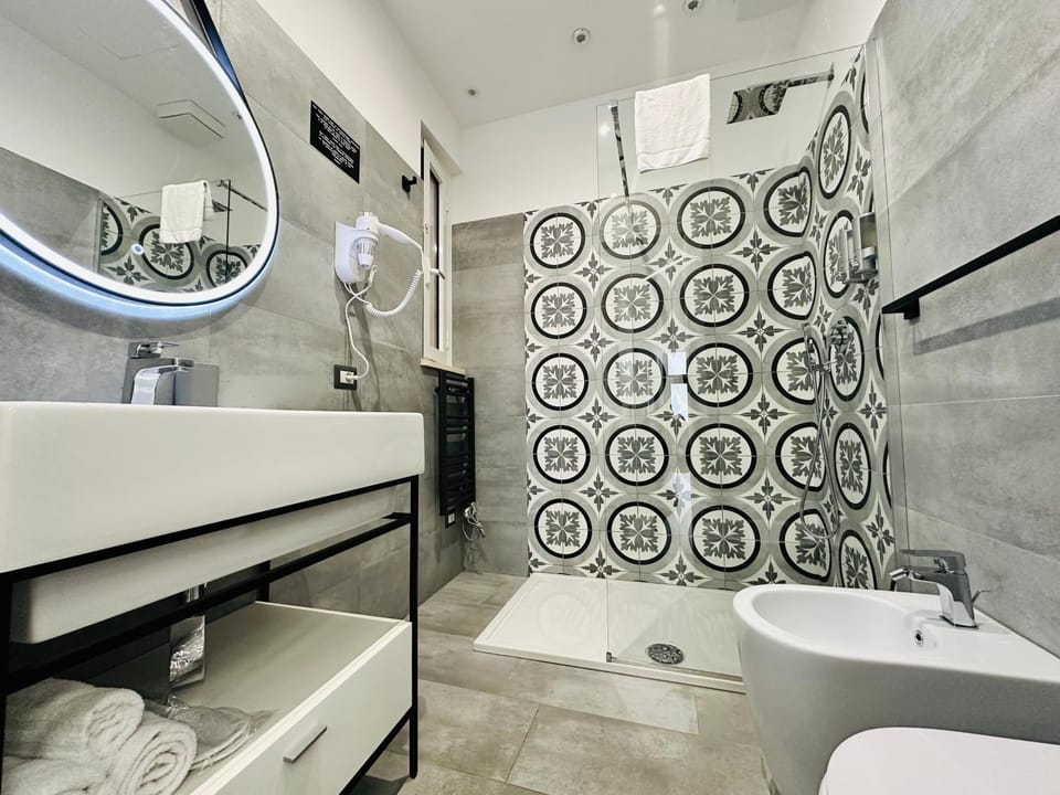 Shower, Toilet, Bathroom, towels