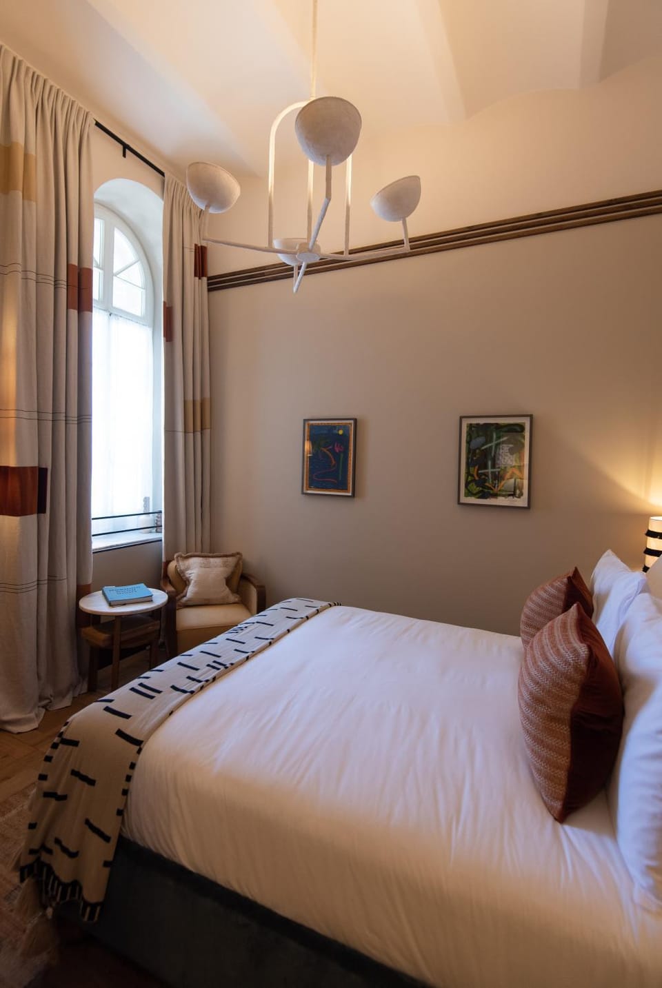 Bed, Seating area, Bedroom