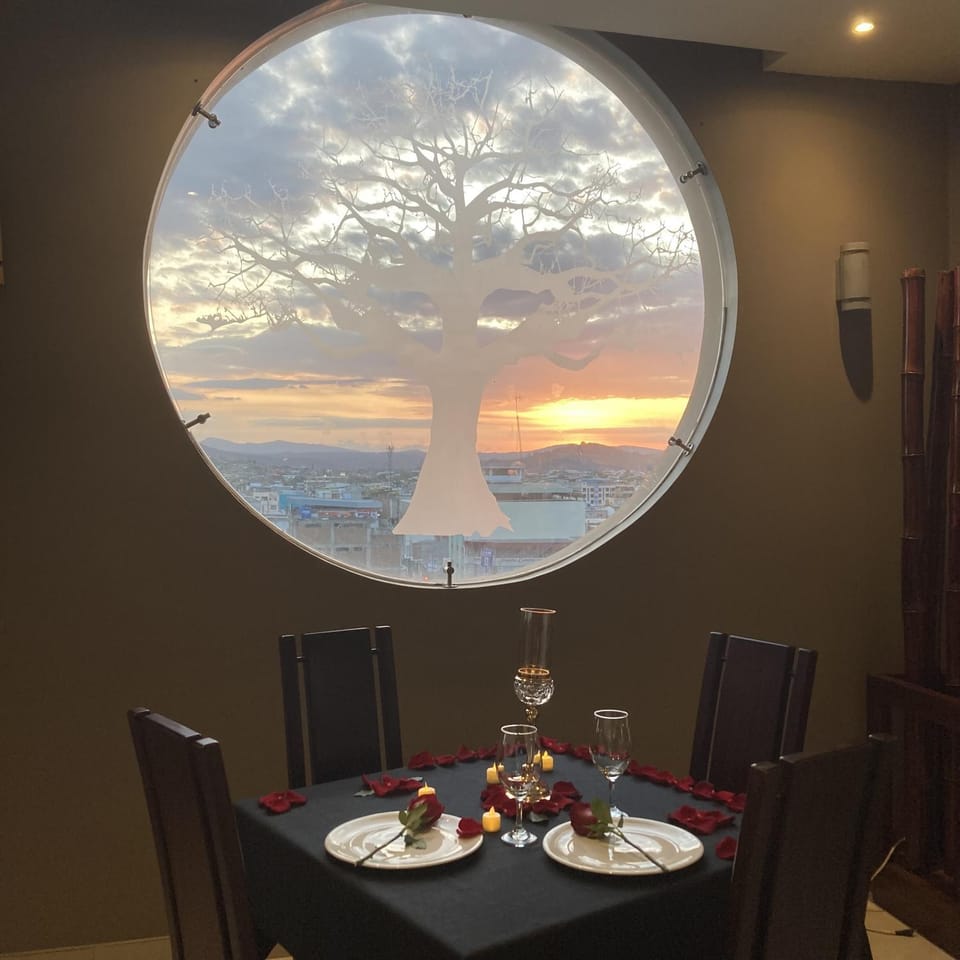 Restaurant/places to eat, Restaurant/places to eat, Natural landscape, Dining area, Meals