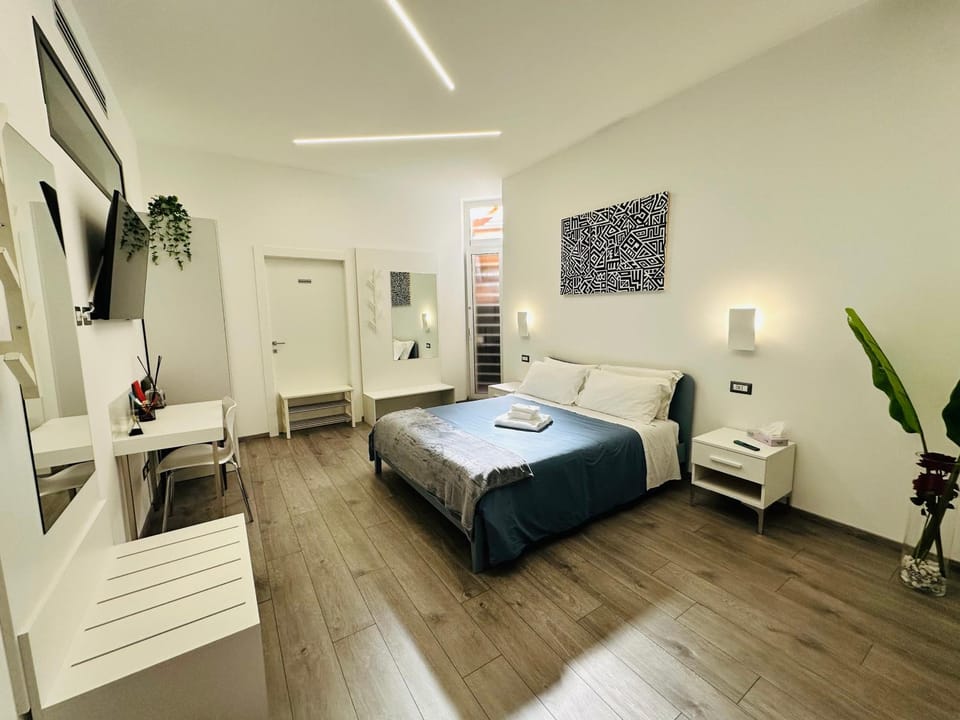 Photo of the whole room, Bedroom