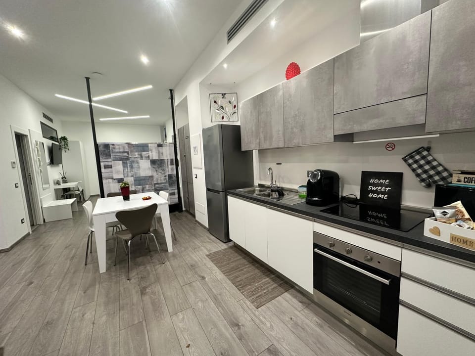 Coffee/tea facilities, Kitchen or kitchenette, dishwasher, oven, stove