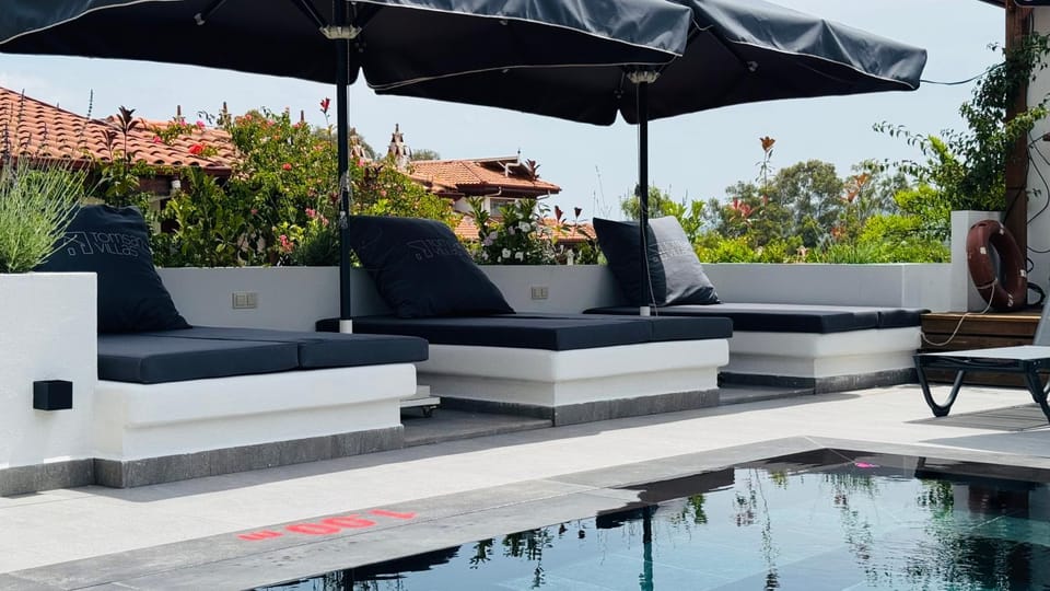 Swimming pool, sunbed
