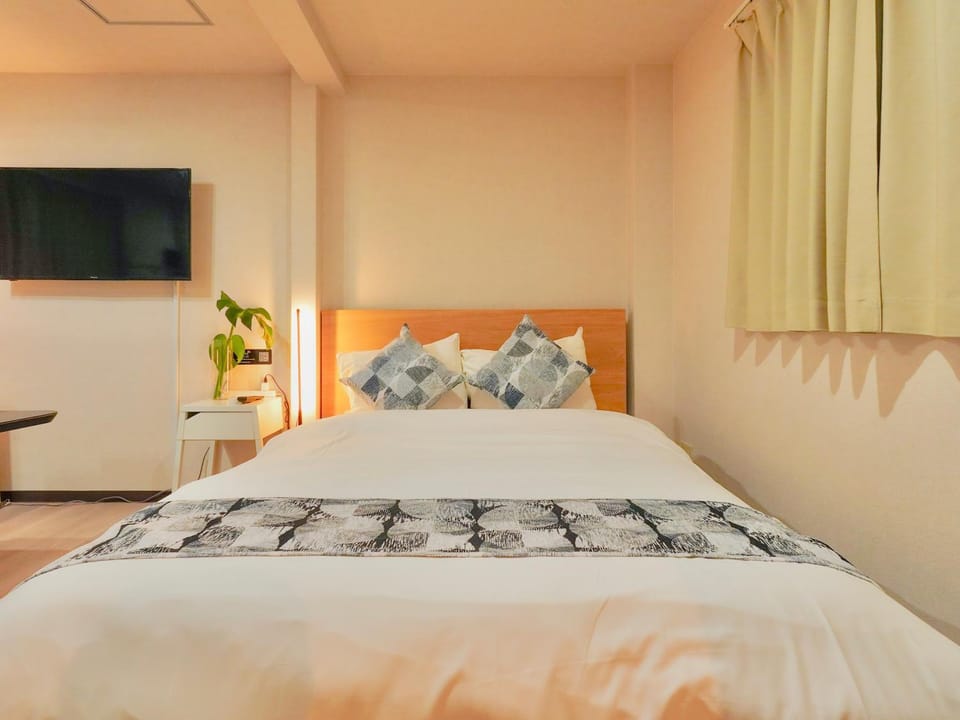 Bed, TV and multimedia, Bedroom