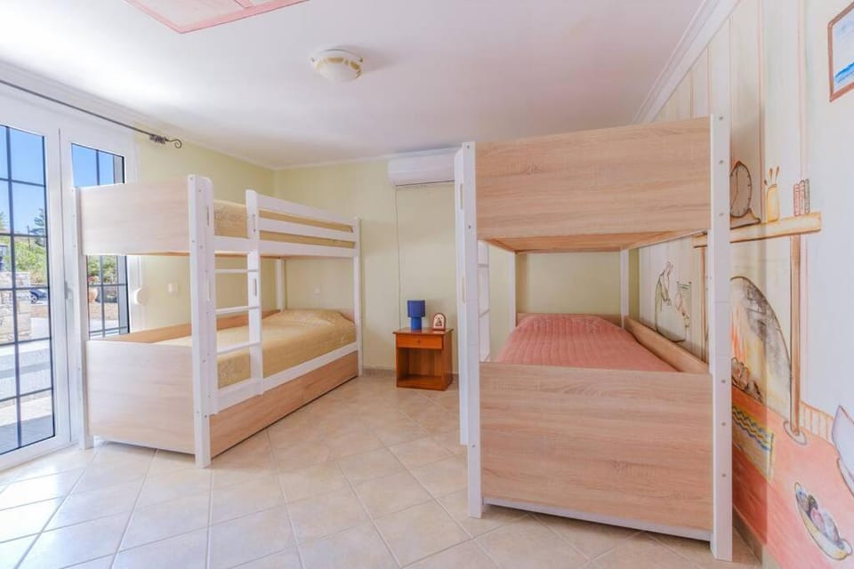 Bedroom, bunk bed
