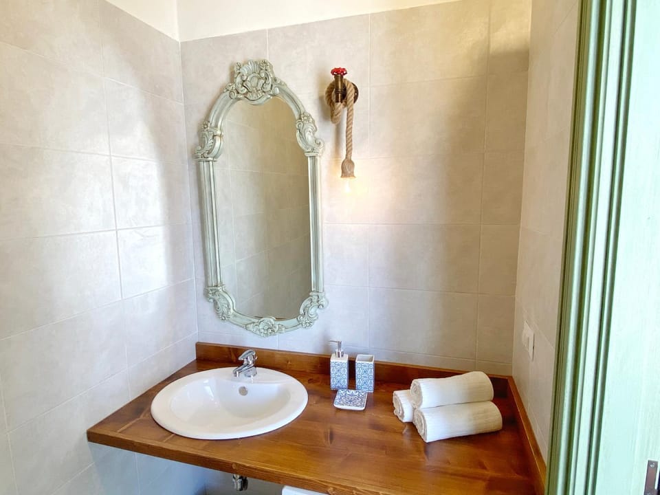 Bathroom, towels