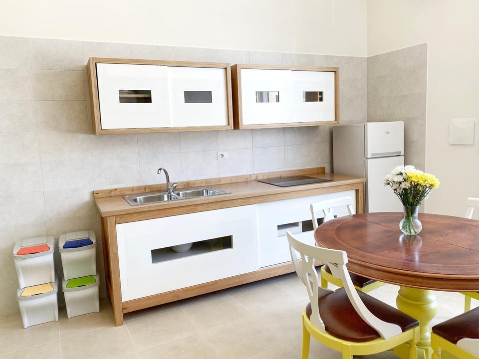 Kitchen or kitchenette, Dining area, stove