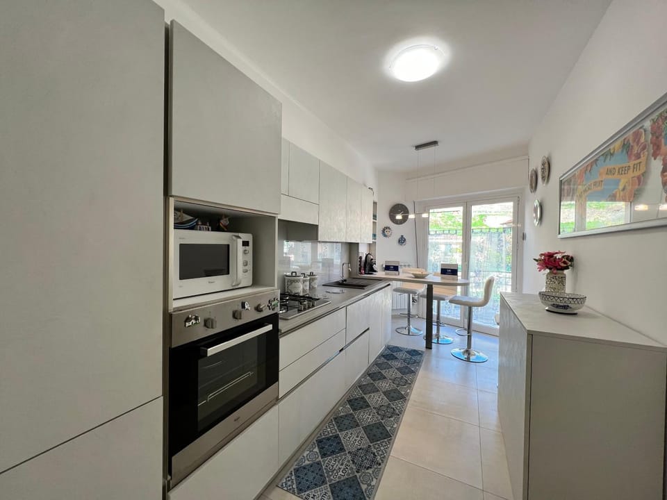 Kitchen or kitchenette, Dining area, stove