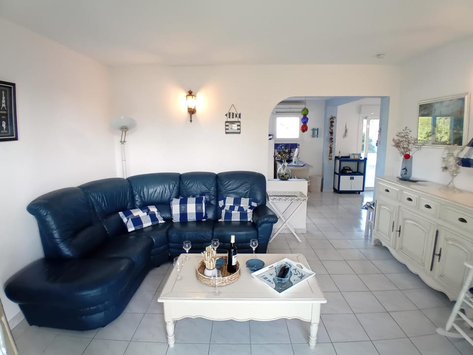 Kitchen or kitchenette, Living room, Seating area