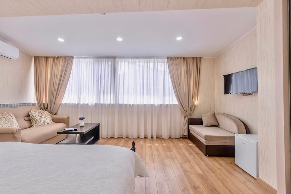 Bed, Seating area, Bedroom