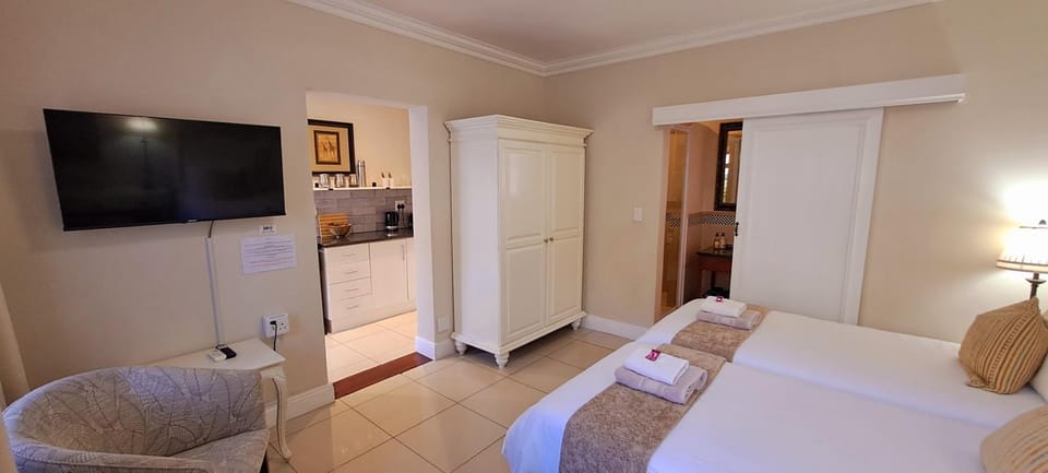 Bedroom, kitchen