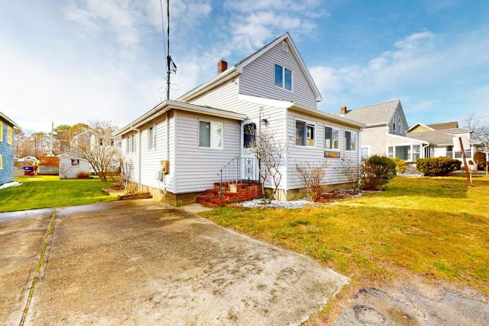 Swift Beach House House in Marion