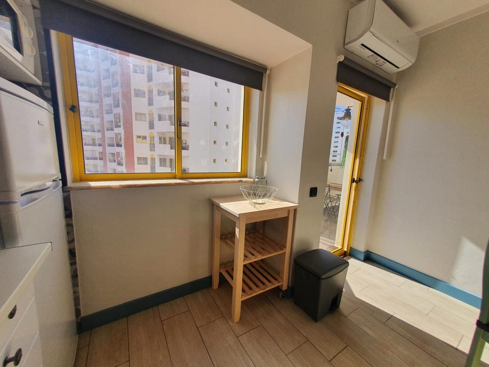 Kitchen or kitchenette, air conditioner