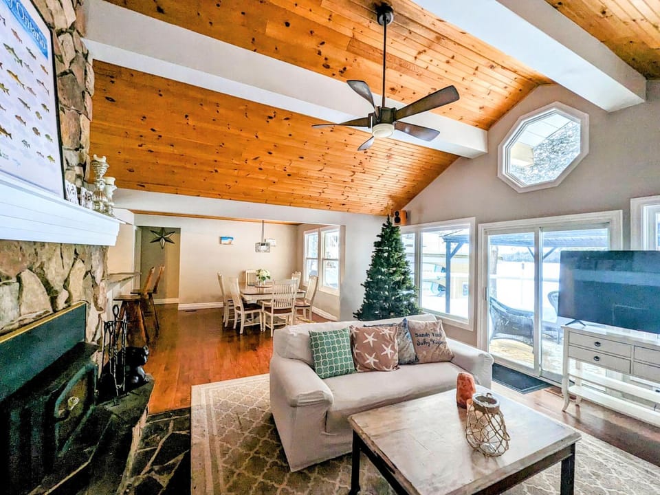 Communal lounge/ TV room, TV and multimedia, Living room, Seating area, Dining area, Evening entertainment, fireplace