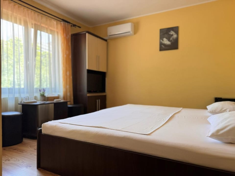 Bed, TV and multimedia, Photo of the whole room, Bedroom, towels, air conditioner