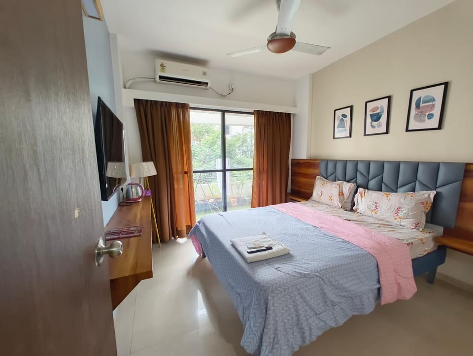 Photo of the whole room, Bedroom