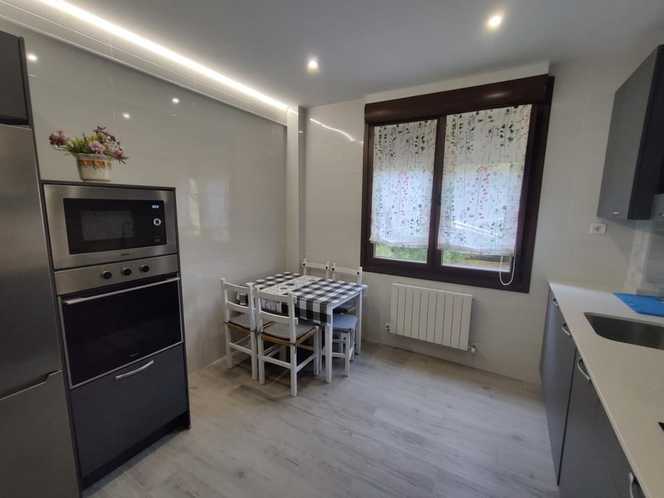 Kitchen or kitchenette, Dining area, minibar, pet friendly, stove
