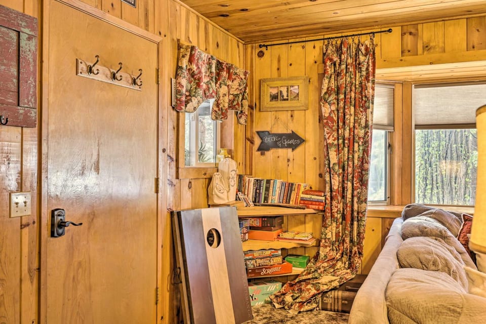 California Retreat with Deck, Fire Pit and Grill! House in Long Barn