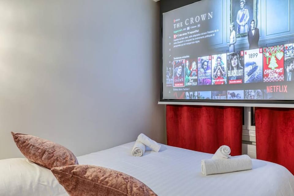Bed, TV and multimedia, Bedroom