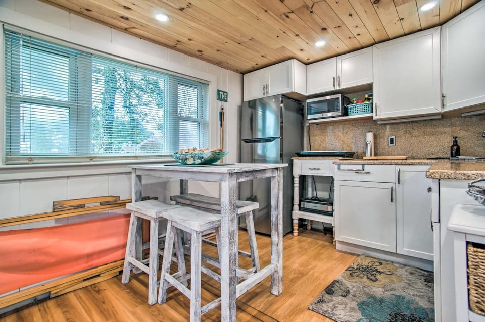 Walk to Beach Bright and Cozy Cape Cod Studio! Apartment in Dennis Port