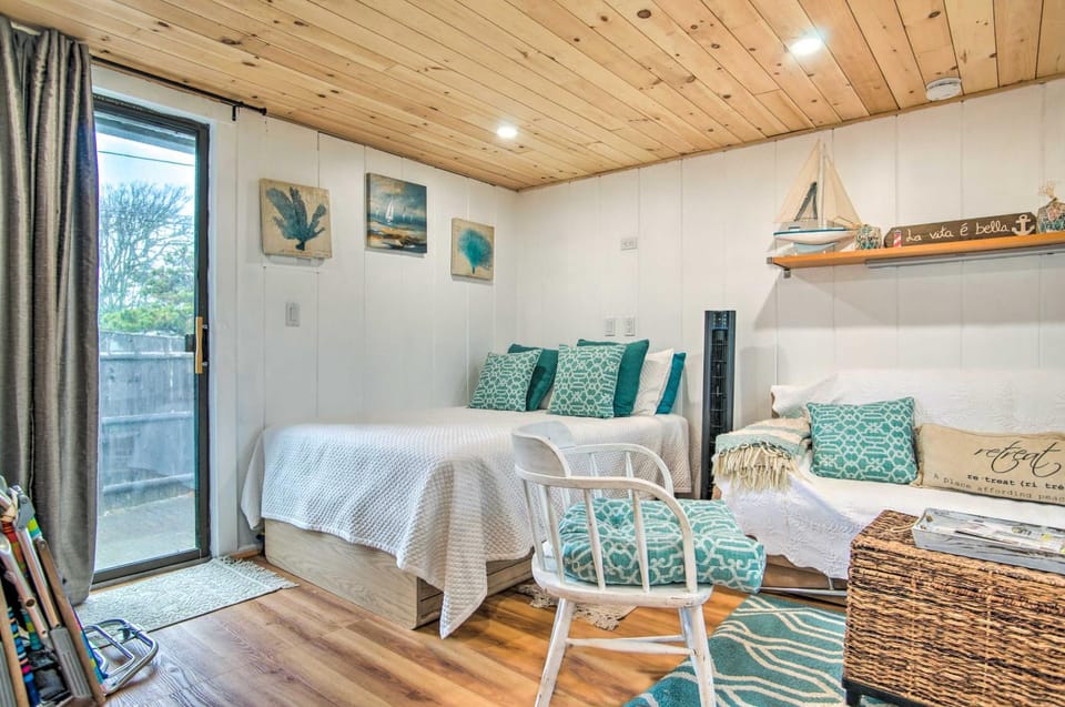 Walk to Beach Bright and Cozy Cape Cod Studio! Apartment in Dennis Port