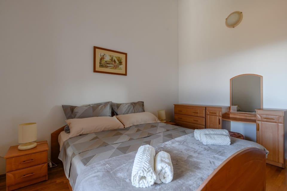 Bed, Bedroom, towels