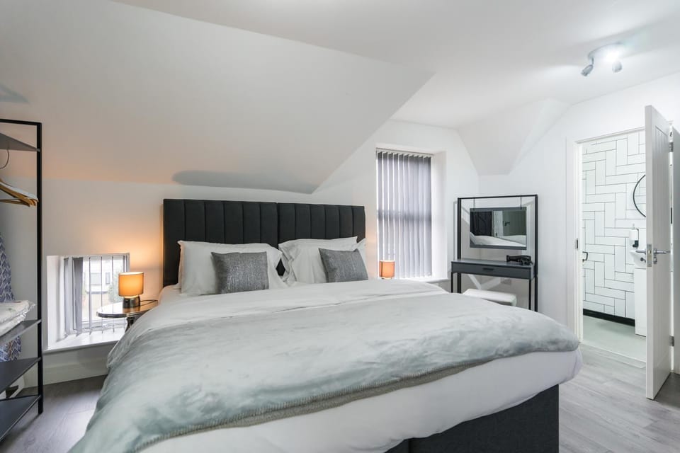 Photo of the whole room, Bedroom