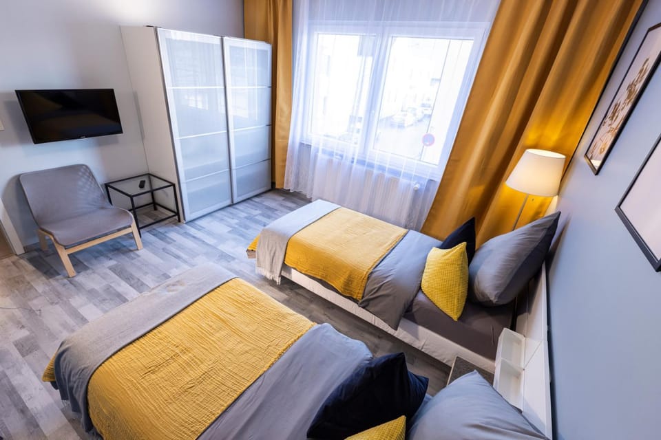 Bed, TV and multimedia, Photo of the whole room, Seating area, Bedroom, wardrobe