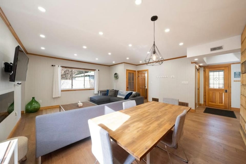 Modern 4BR Cottage, Hot Tub & Sauna on Tay Trail House in New York