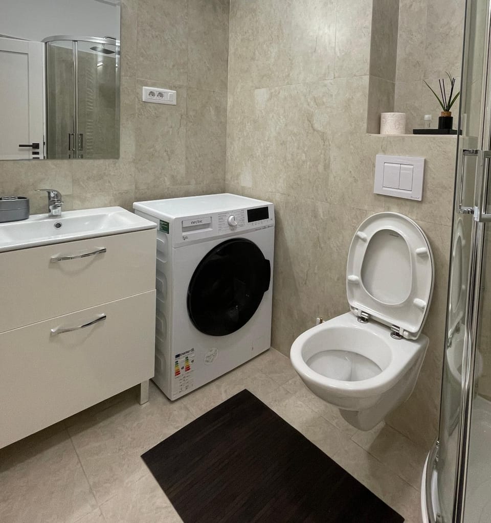 Toilet, Bathroom, Bath, towels, washing machine, dryer
