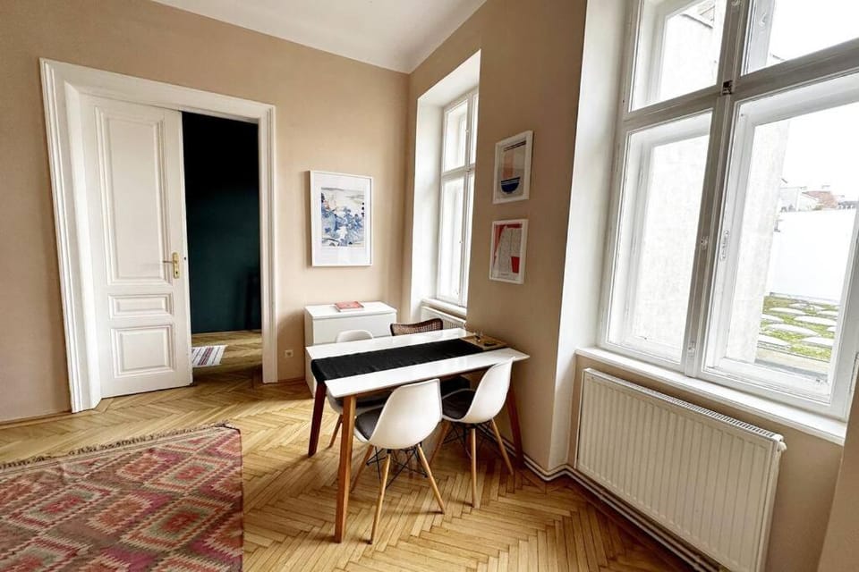 Living room, Seating area, Dining area, hair dresser, internet