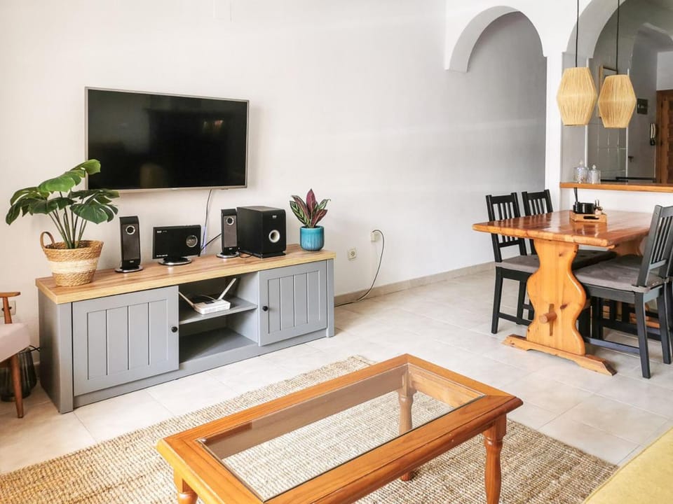 TV and multimedia, Living room, Seating area, Dining area