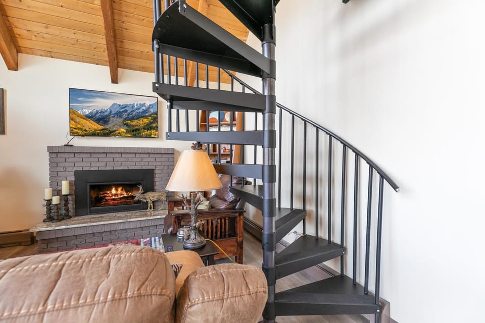 The Fishermen’s Place: Mountain Views + Dog Friendly House in Blue River